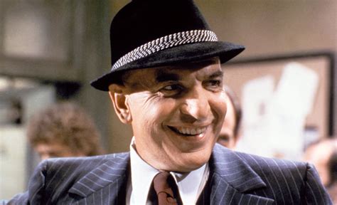 Kojak: 1970-luvun New Yorkin kaduilla kävelevä ja loistavilla hiuslakkapalloilla varustettu rikosylikonstaapeli!