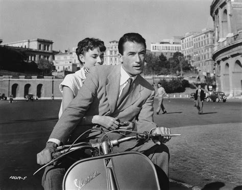 Roman Holiday! Yksi ihastuttavimmista ja tunnetuimmista romanttisista komedioista 1950-luvulta!